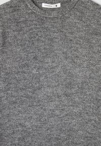 Maglione grigio lavorato a maglia in design pullover con scollatura rotonda, realizzato in un tessuto morbido, presenta una leggera texture e un piccolo etichetta del marchio.