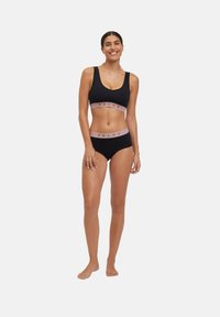 Schwarzer Sport-BH und passende Unterhose mit einem pinken elastischen Band mit "FALKE"-Text. Glattes Material, schlichtes Design, keine sichtbaren Muster.