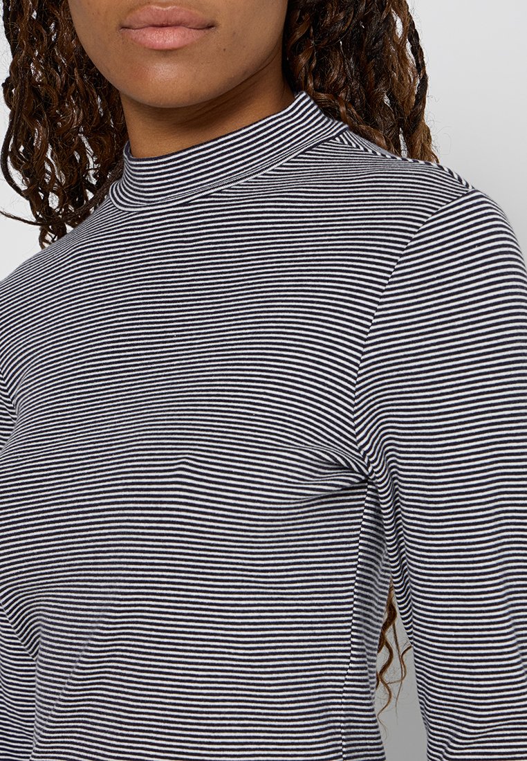 Gestreiftes Schwarz-Weiß-Turtleneck-Oberteil mit einem taillierten Design und weichem Stoff, hochgeschnittenem Hals und langen Ärmeln.