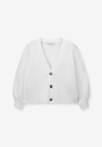 Witte fuzzy cardigan met V-hals, drie donkergekleurde knopen aan de voorkant, lange pofmouwen en geribbelde manchetten en onderrand.