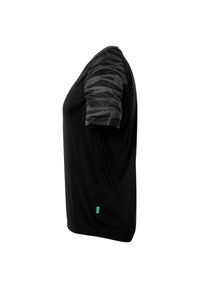 T-shirt sportivo nero a maniche corte con un motivo geometrico sulle spalle, realizzato in tessuto leggero e dotato di un piccolo etichetta verde.