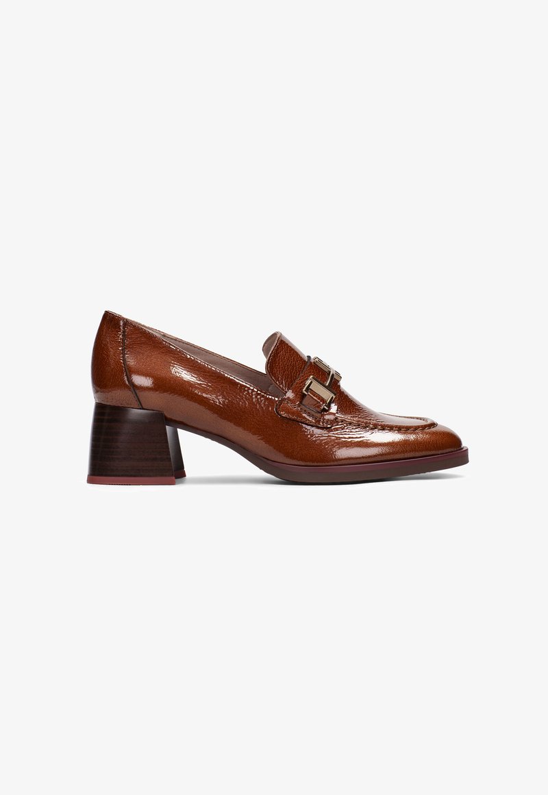 Bruna lackläder loafers med rund tå, dekorativa spännen och en kraftig träklack, vilket ger en elegant look.