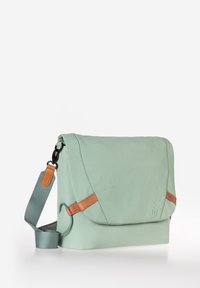Borsa a tracolla verde in pelle con patta pieghevole, dettagli in pelle color cuoio, tracolla regolabile e logo impresso.