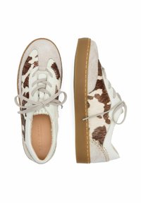Scarpe bianche con dettagli a stampa di mucca, materiali in suede e pelle, suola piatta in gomma beige, punta rotonda e lacci legati.