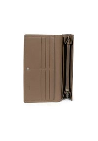 Portafoglio in cuoio marrone con molteplici slot per carte, un compartimento con zip e finitura testurizzata. Presenta un logo discreto sulla parte anteriore.