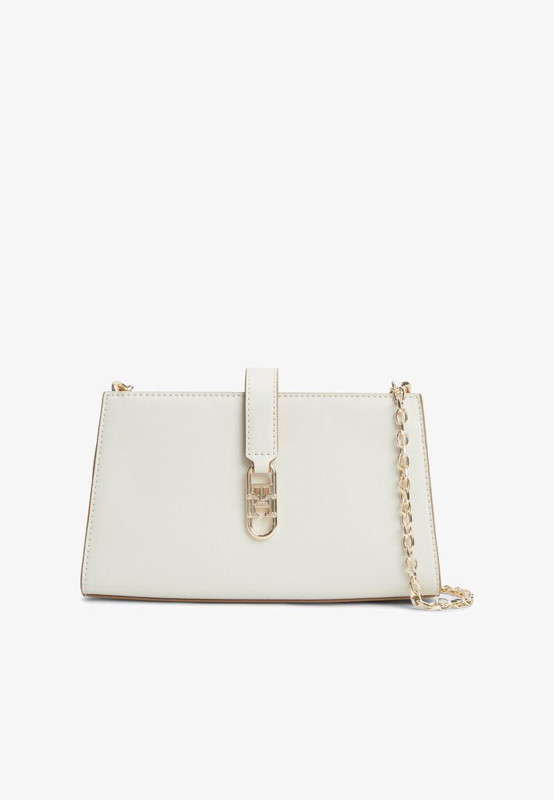 Λευκή ορθογώνια τσάντα χειρός με κούμπωμα σε χρυσή απόχρωση και αποσπώμενο λουράκι αλυσίδα, λεία υφή δέρματος, μινιμαλιστικός και κομψός σχεδιασμός.