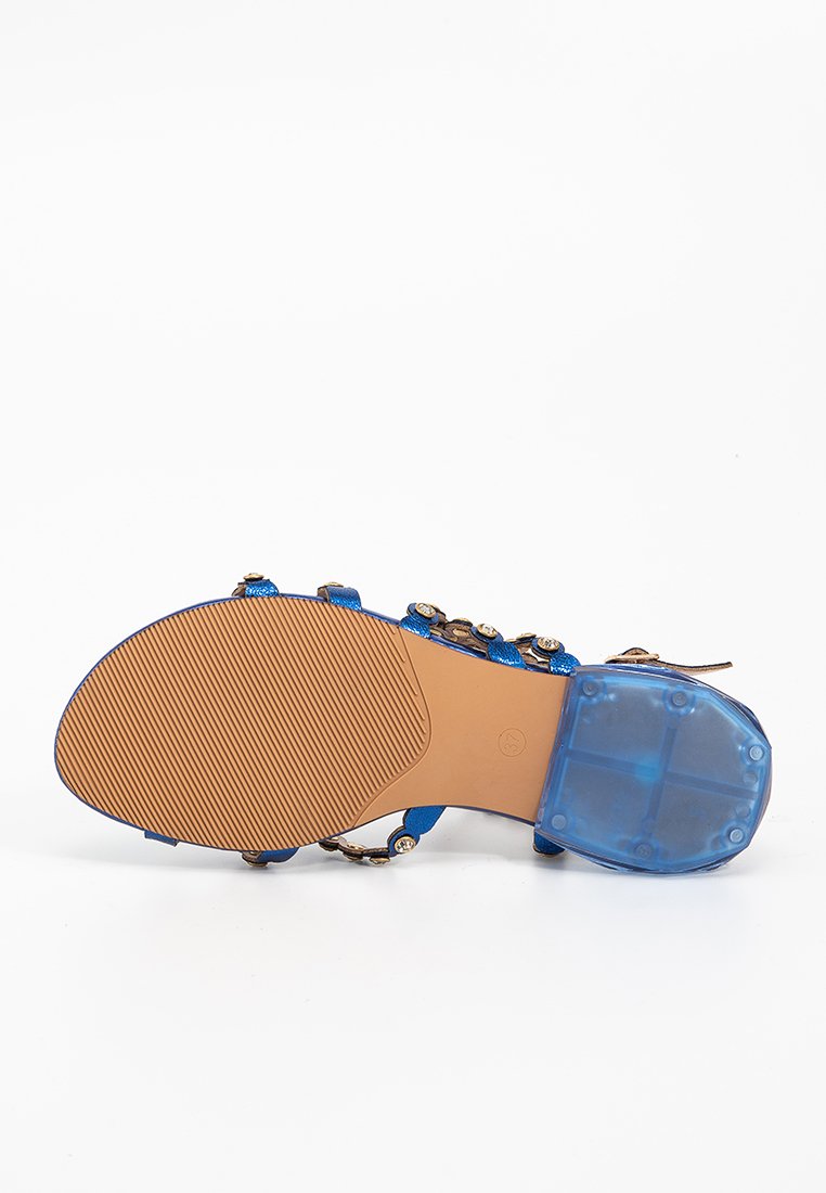 Sandalo blu con cinturini, con accenti dorati, suola in gomma testurizzata e dettagli con tacco trasparente. Presenta una soletta piatta e cinturini regolabili.