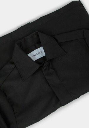 Zwarte overhemd met lange mouwen en een klassieke kraag, gemaakt van soepele stof. Label zegt "CISZERE." Het shirt is netjes gevouwen met minimale kreuken.