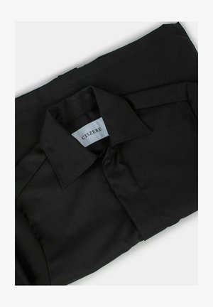Zwarte overhemd met lange mouwen en een klassieke kraag, gemaakt van soepele stof. Label zegt "CISZERE." Het shirt is netjes gevouwen met minimale kreuken.