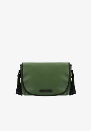 Groene waterdichte schoudertas met een omslagflap, zwarte afwerking, verstelbare schouderband en een logo tag aan de voorkant. Soepele textuur.