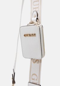 Guess LATONA FLAP CHIT CHAT SET - Mobilcover - white