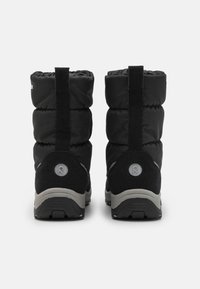Bottes isolées noires avec un design rembourré. Tissu texturé avec une finition lisse. Semelles grises renforcées et logo distinctif sur le talon.