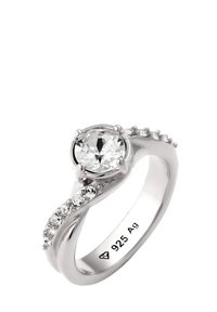 Bague en argent 925 présentant une grande pierre ronde et claire au centre, avec de plus petites pierres claires disposées le long d'un côté dans un design torsadé.