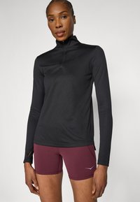 Juodas ilgarankoviai užtrauktukas su bordo šortais. Audinys atrodo lygus, su kontrastingomis siūlėmis ir logotipu ant šortų.