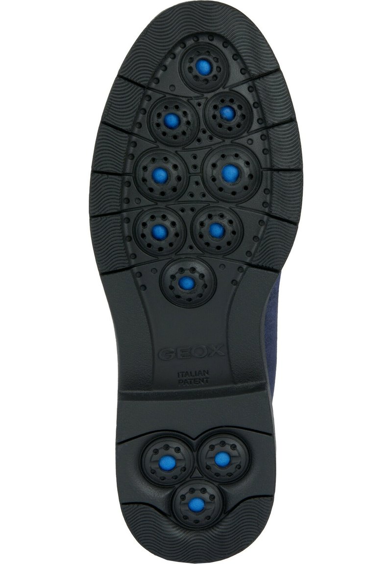 Czarna podeszwa z wieloma okrągłymi wydrążeniami z niebieskimi akcentami, teksturowana powierzchnia i geometryczne wzory. Widoczne logo "GEOX".