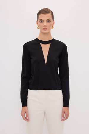 Maglione nero a maniche lunghe con scollatura a V profonda e orlo a coste. Realizzato in tessuto morbido con una texture liscia. Design minimalista.