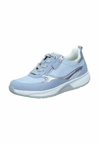  Lichtblauw sport schoen met mesh en suede materialen, zilveren accenten, veter sluiting aan de voorkant, en een gestructureerde rubberen buitenzool voor ondersteuning.