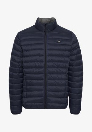 Giacca imbottita blu navy con motivo a righe orizzontali, colletto alto e zip frontale. Presenta tasche laterali e un logo sul petto.