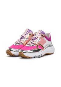 Sneakers chunky con tomaia in mesh e metallizzato argento, dettagli rosa, particolari viola, occhielli in rilievo e suola in gomma testurizzata.