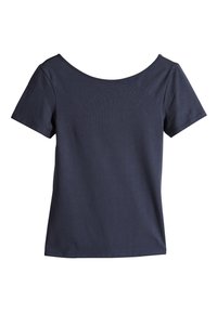 Tumesinine puuvillane T-särk lühikeste varrukatega ja laia kaelusega. Sile tekstuur ja lihtne disain, ilma mustrite või kaunistusteta.