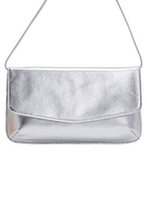 Skinnende sølvfarvet skuldertaske i metal med klaplås og tynd rem, rektangulær form, glat tekstur, minimalistisk design.