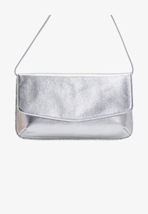 Błyszcząca srebrna metaliczna torba na ramię z klapką i cienkim paskiem, o prostokątnym kształcie, gładkiej fakturze, minimalistycznym wzornictwie.