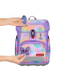 Sac à dos violet avec un design en dégradé coloré, orné de patchs de papillons et d'une base grise. Les matériaux semblent durables et la forme est structurée.