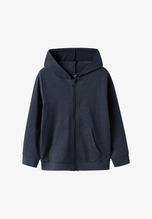 Hanorac cu fermoar navy fabricat dintr-un material moale, având un fermoar frontal, două buzunare laterale și o glugă mare. Design simplu cu manșete ribbate.