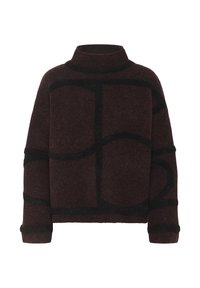 Ciemno-burgundowy, oversize sweter z wysokim okrągłym dekoltem oraz abstrakcyjnymi czarnymi liniami geometrycznymi na torsie i rękawach.