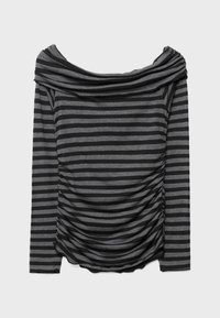 Top a maniche lunghe in tessuto a righe grigio e nero. Presenta uno scollo a cascata che lascia le spalle scoperte e una texture arricciata lungo i lati.