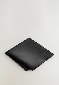 Servilleta de tela negra, textura suave, doblada de manera ordenada. Presenta bordes afilados, un brillo mínimo y una forma rectangular clásica.