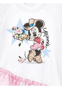 Biała koszulka z nadrukiem postaci z kreskówki w kapeluszu kowboja, trzymającej kwiaty, z różowym falbanym dołem i niebieskimi gwiazdkami.