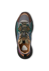 Sneaker multicolore che presenta un mix di materiali grigi, teal, marroni e neri, con superfici testurizzate, lacci a fantasia e soletta in sughero.