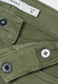 Name it SLIM FIT - Shorts - deep lichen green