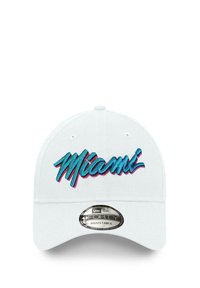 Weißer Baseballcap mit verstellbarem Riemen und gesticktem "Miami" in türkisfarbenen und pinken Schreibschriftbuchstaben. Strukturiertes Design, 9FORTY Stil.