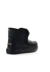 Stivaletto in pelle nera con bordo in pelliccia, dettagli in cucitura lungo il bordo e suola in gomma testurizzata. Logo del marchio sul retro.