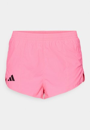 Lys rosa treningsshorts med en svart Adidas-logo på venstre side, med elastisk midje og sidesplitter for fleksibilitet.