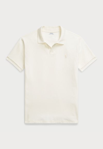 Hvit bomullspolo med kort krage, ribbede ermer og en liten brodert logo på venstre bryst. Glatt, lett stoff.