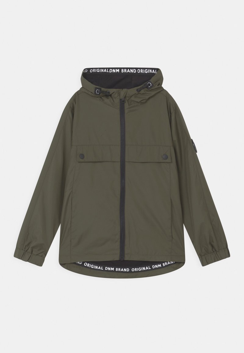 Veste à capuche verte avec fermeture éclair à l'avant, poches à rabat, poignets élastiques et texte "Original DNM Brand" visible à l'intérieur de la capuche et de l'ourlet.