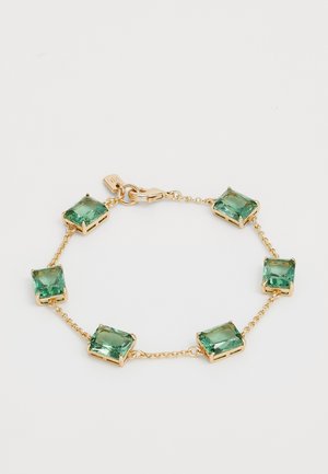 Bracelet chaîne en or avec six pierres précieuses vertes taillées en carré espacées régulièrement et une fermeture à mousqueton sur fond blanc.