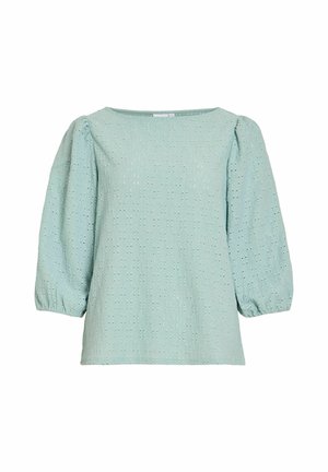 Blouse en tissu œillet bleu clair avec manches bouffantes trois-quarts et encolure bateau.