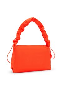 Neon orange håndtaske lavet af glat materiale. Rektangulær form med en sammenpresset hank og en lynlåslukning. Har to sideledninger.