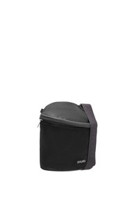 Borsa cilindrica nera con parte superiore in pelle texturizzata, corpo in tessuto e tracolla staccabile con logo. Chiusura con zip nella parte superiore.