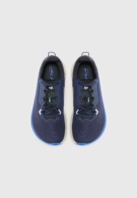 Scarpe da corsa navy con tomaia in rete traspirante, accenti neri e blu, dettagli tessurizzati e intersuola bianca. Presentano un design con lacci.