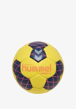 Gul og marineblå træningsbold med en glat syntetisk overflade, hexagonale paneler, lyserødt gittermønster og "hummel CLASSIC ELITE" logo.