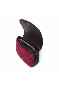 Borsa in tessuto bordeaux trapuntato con base in pelle marrone liscia; presenta una chiusura a bottone dorato e una tasca interna con zip.