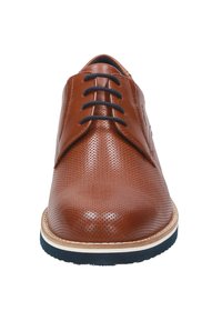 Scarpe stringate in pelle marrone con design perforato, punta arrotondata e suola in gomma a contrasto. Presentano dettagli blu navy e cuciture beige.