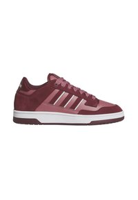 Sneakers sportivi color bordeaux con tomaia in camoscio e pelle, dettagli bianchi e suola in gomma testurizzata. Presentano tre strisce laterali bianche e lacci.