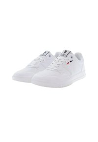 Pantofi sport albi cu un superior din piele netedă, detalii perforate, șireturi plate și o talpă din cauciuc cu model. Accente negre și roșii pe limbă.
