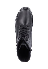 Botte ankle en cuir noir avec un design à lacets, accents cloutés argentés le long de la semelle, côtés texturés et finition lisse.